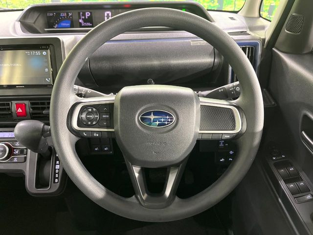 �C���e���A�ɍ��킹���f�U�C���̃X�e�A�����O�́A�^�]�������̂��Ƃ��l���A�^�]���₷���`��A�傫���ł��B�����x�A���ۂɐG���Ă��m���߂��������B
