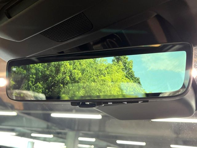 【スマートリヤビューミラー】後席の大きな荷物や同乗者で後方が確認しづらい時でも安心!カメラが撮影した車両後方の映像をルームミラー内に表示。クリアな視界で状況の確認が可能です!