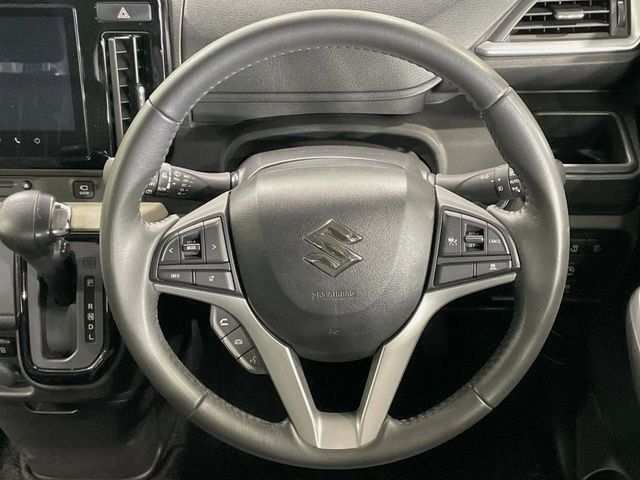 【純正革巻きステアリング】上質な革を使用することで、手にしっかり馴染みとても運転しやすいハンドルです♪