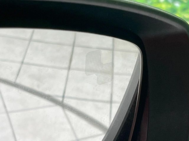 【ブラインドスポットモニタリング】走行中、ドアミラーの死角になりやすい箇所に後続車が接近するとサイドミラー付近に警告を表示、ドライバーに注意喚起をしてくれます。