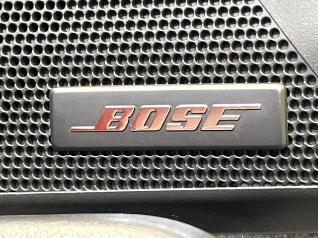 【BOSEサウンドシステム】メーカーオプションの高品位サウンドシステムを搭載。専用のチューニングが施された大小様々なスピーカーから良質なサウンドが奏でられ、臨場感あふれる音響空間を演出します。