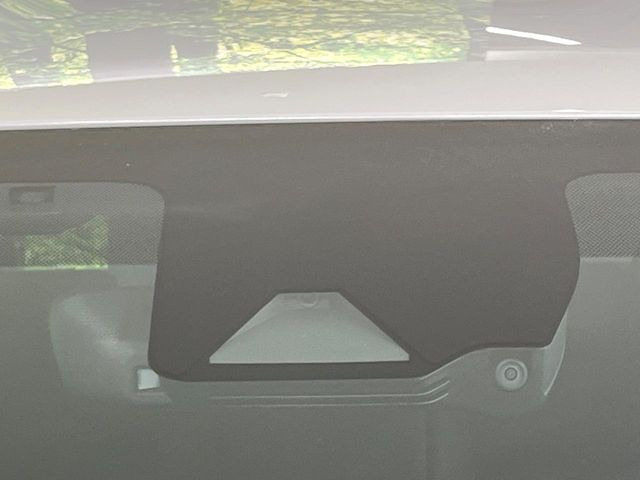 【セーフティセンス】走行中に前方の車両等を認識し、衝突しそうな時は警報とブレーキで衝突回避と被害軽減をアシスト。より安全にドライブをお楽しみいただけます。
