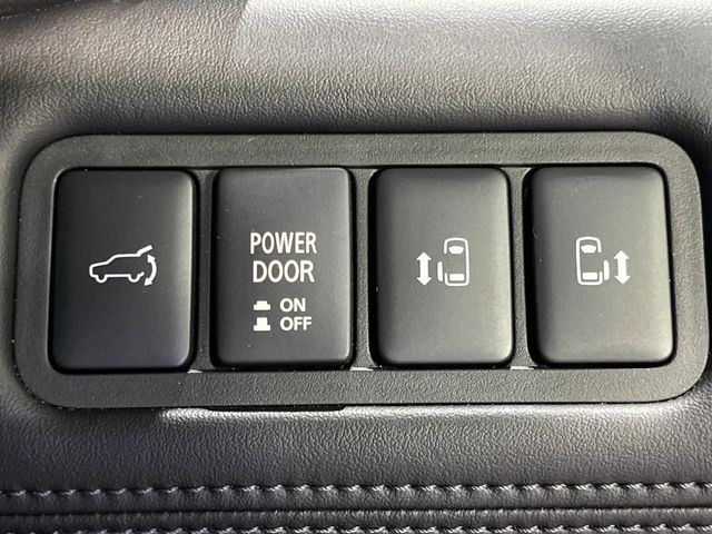 【両側パワースライドドア】スマートキーや運転席のスイッチで後席両側スライドドアの開閉が可能♪電動だから力を入れてドアを開ける必要が無く、小さなお子様でも簡単に開け閉めでき快適です♪