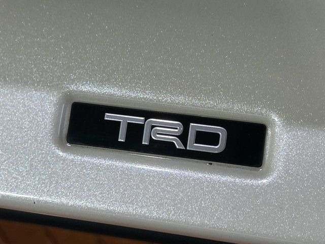 【TRDエアロ】人気のTRDエアロを装備!クルマの外観がよりスタイリッシュになり、街中で存在感あふれる1台に♪将来買い替える時にもリセールに影響しやすく、価値ある人気の装備です!