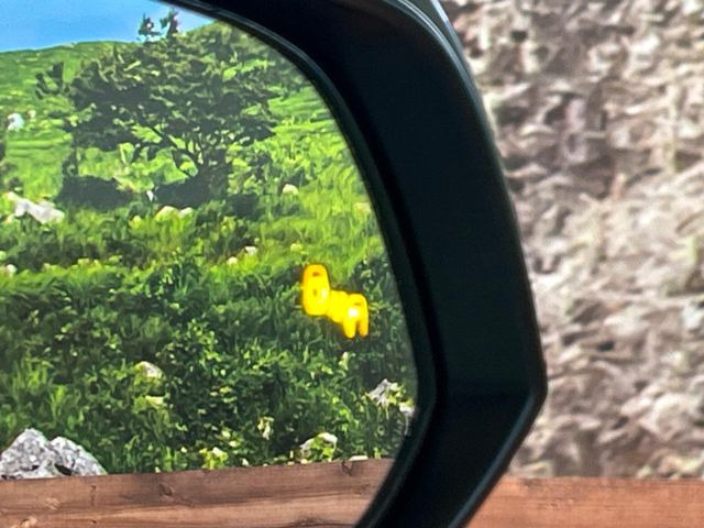 【ブラインドスポットモニター】走行中、ドアミラーの死角になりやすい箇所に後続車が接近するとサイドミラーのレンズに警告を表示!ドライバーに注意喚起をしてくれます。
