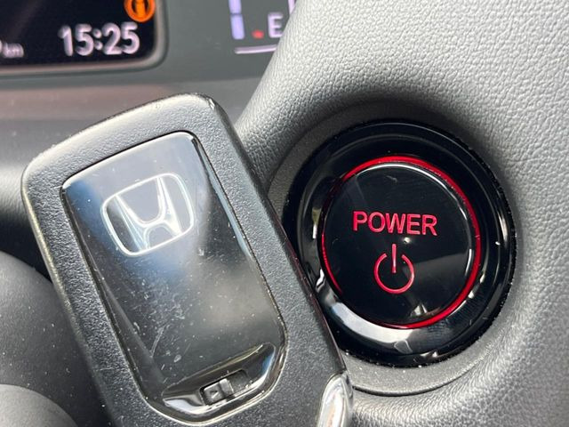 【Hondaスマートキー】カバンやポケットに入れたままでもドアの施錠・解錠が可能なスマートキーを装備。エンジンのオン・オフ時もカギを取り出す必要が無いからとっても便利です♪