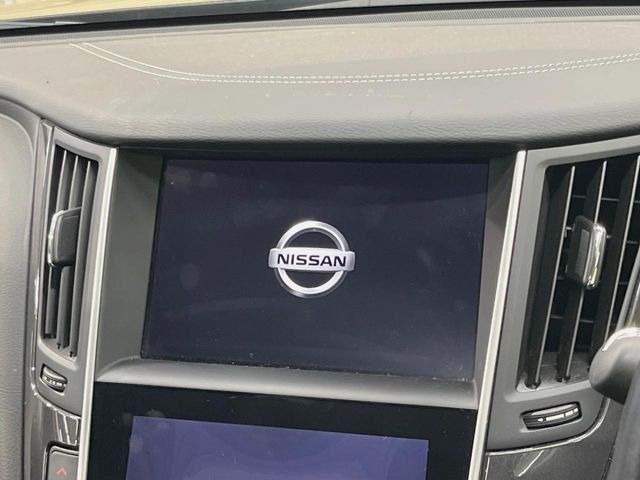 【メーカー純正ナビ】インテリアに溶け込むスタイリッシュな「専用設計」メーカーナビを装備♪視認性や操作性など基本性能にも優れ、より上質なカーライフをお楽しみいただけます。