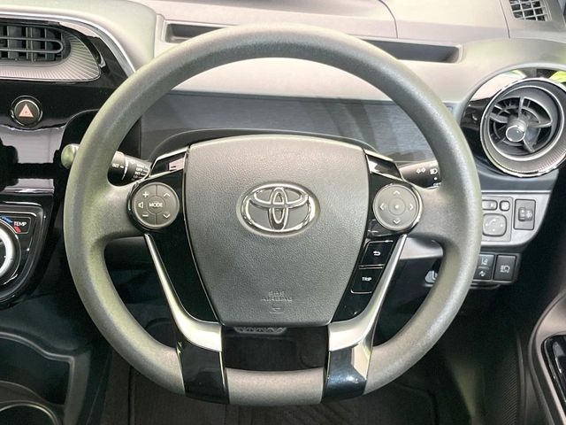 インテリアに合わせたデザインのステアリングは、運転される方のことも考え、運転しやすい形状、大きさです。是非一度、実際に触ってお確かめください。