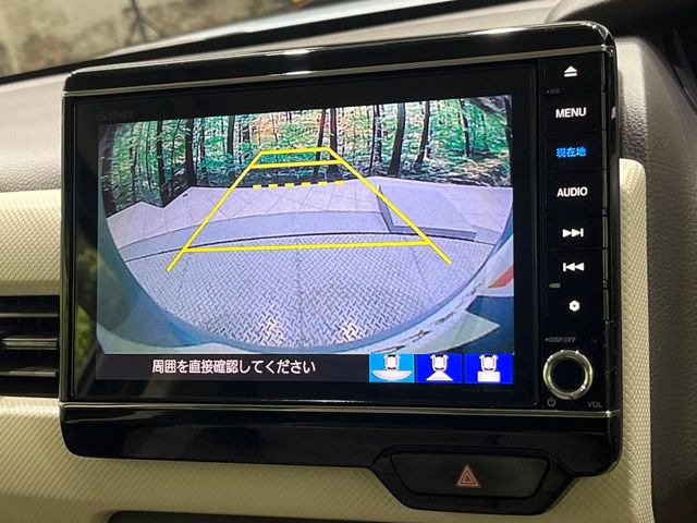 【バックカメラ】駐車時に後方がリアルタイム映像で確認できます。大型商業施設や立体駐車場での駐車時や、夜間のバック時に大活躍!運転スキルに関わらず、今や必須となった装備のひとつです!