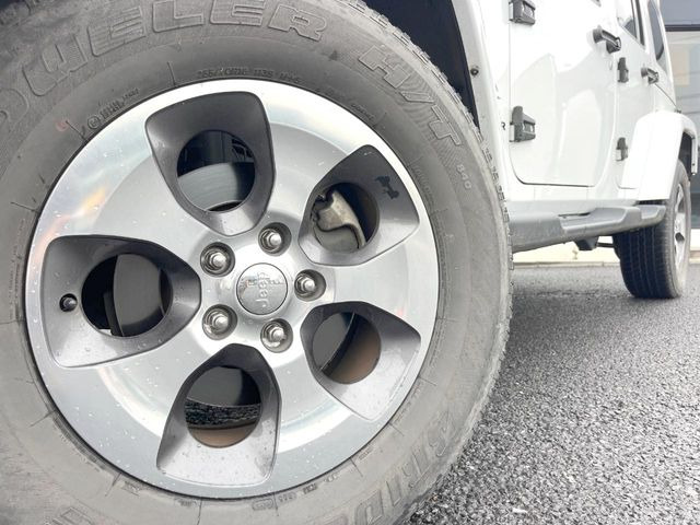 ●純正18インチアルミホイール:輸入車ならではの卓越した走りを支えるホイールと足回りです!日本車の走りに慣れている方にもぜひ体感して頂きたいほど、高いレベルでまとまっています!