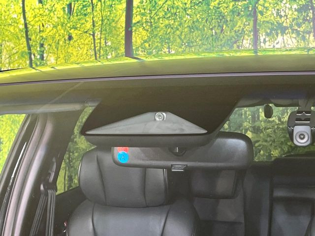 【ホンダセンシング】走行中に前方の車両等を認識し、衝突しそうな時は警報とブレーキで衝突回避と被害軽減をアシスト。より安全にドライブをお楽しみいただけます。