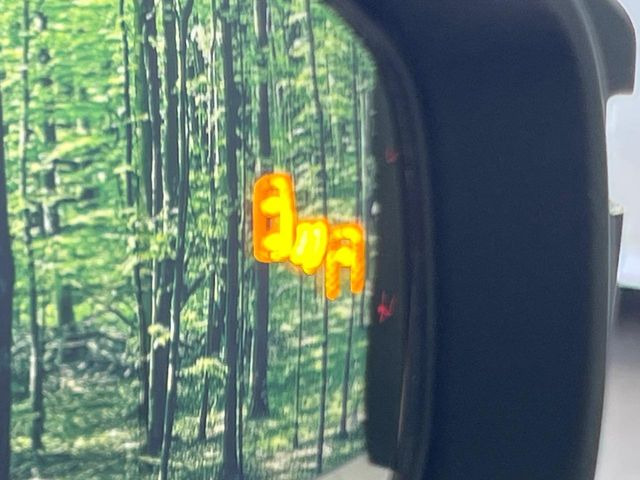【ブラインドスポットモニター】走行中、ドアミラーの死角になりやすい箇所に後続車が接近するとサイドミラーのレンズに警告を表示!ドライバーに注意喚起をしてくれます。