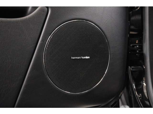Harman Kardonサウンドシステムを搭載し、G550の上質な室内空間で臨場感のあるサウンドを楽しめます。ドライブ中の音楽をより高音質で楽しめる、魅力的な装備です。