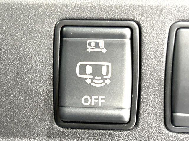【ハンズフリー機能付き両側パワースライドドア】スライドドアの下に足先を入れてすぐ引くと、自動的にスライドドアが開閉します!荷物で両手がふさがった状態でも、ドアの開閉ができてとっても便利!