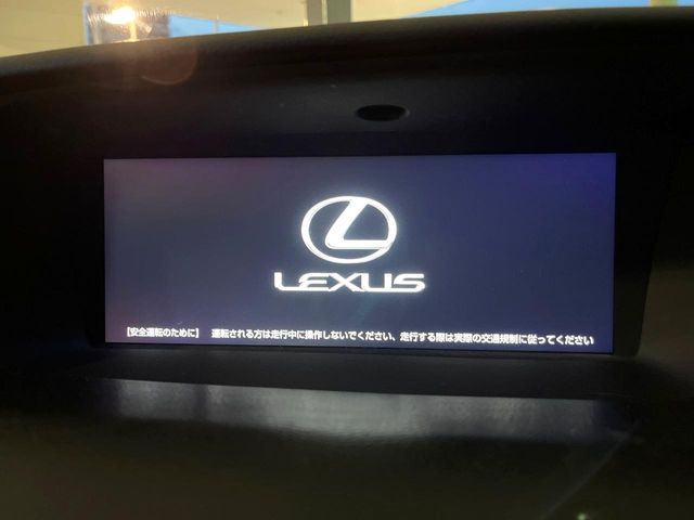【メーカー純正ナビ】インテリアに溶け込むスタイリッシュな「専用設計」メーカーナビを装備♪視認性や操作性など基本性能にも優れ、より上質なカーライフをお楽しみいただけます。