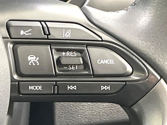 【レーダークルーズコントロール】高速道路での長距離走行が楽に!!自動で速度を保つクルーズコントロールが、衝突軽減システムと連携し、前方の車両を感知して車間を保つように速度調節してくれます!!