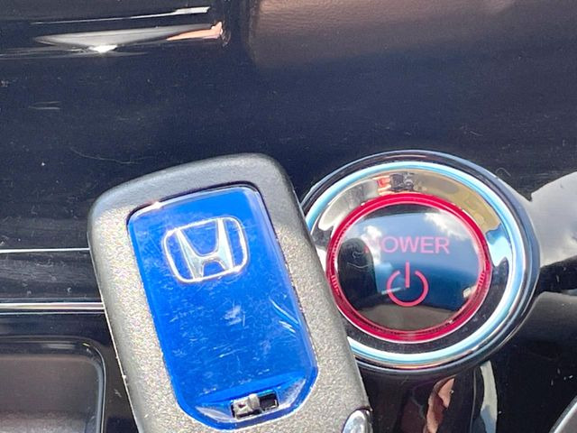 【Hondaスマートキー】カバンやポケットに入れたままでもドアの施錠・解錠が可能なスマートキーを装備。エンジンのオン・オフ時もカギを取り出す必要が無いからとっても便利です♪