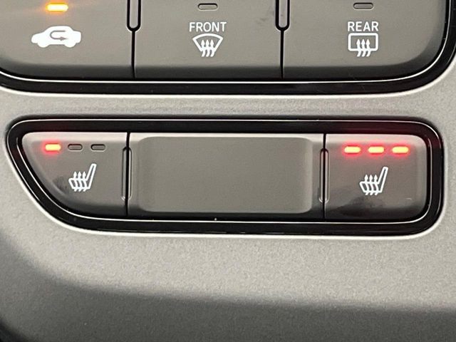 【シートヒーター】寒い日に重宝するシートヒーター!エアコンより早く温まってくれるので寒がりの人も安心ですね♪エアコンの温風は乾燥するから苦手、という方にもをおすすめです。