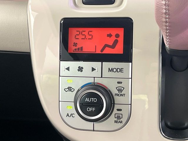 【オートエアコン】一度お好みの温度に設定すれば、車内の温度を検知し風量や温度を自動で調整。暑い&hellip;寒い&hellip;と何度もスイッチ操作をする必要はありません。快適な車内空間には必須の機能ですね♪