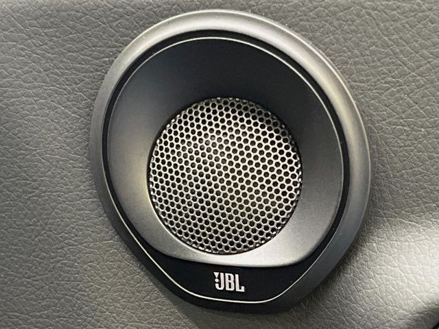 【JBLサウンドシステム】高品位サウンドシステムを搭載。専用のチューニングが施された大小様々なスピーカーから良質なサウンドが奏でられ、臨場感あふれる音響空間を演出します。