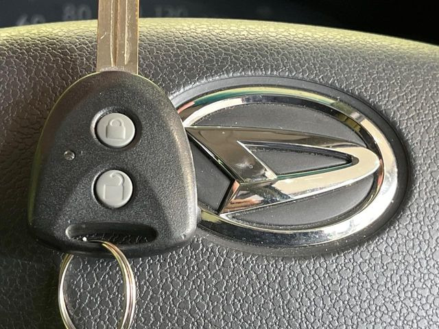 【キーレス】少し離れた場所からでもボタン一つでドアの開錠・施錠ができるのでとっても便利!ドアの鍵穴周りに傷をつけることもありません♪