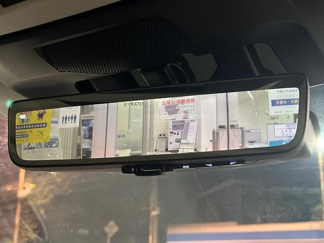 【スマートリヤビューミラー】後席の大きな荷物や同乗者で後方が確認しづらい時でも安心!カメラが撮影した車両後方の映像をルームミラー内に表示。クリアな視界で状況の確認が可能です!