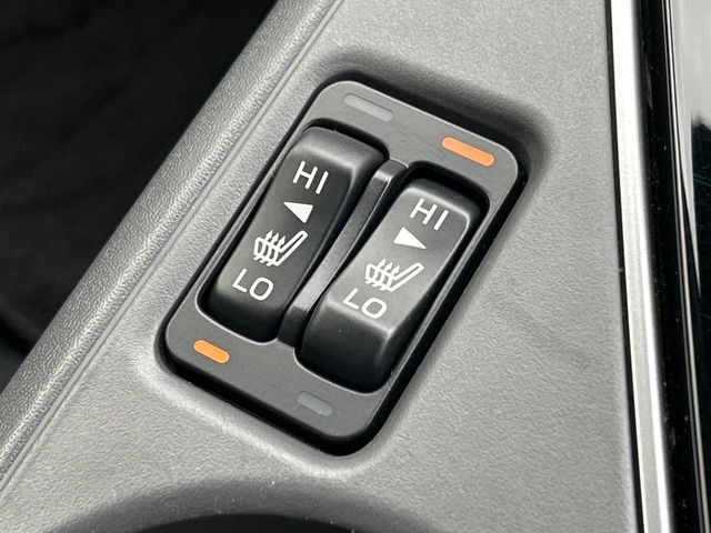【シートヒーター】寒い日に重宝するシートヒーター!エアコンより早く温まってくれるので寒がりの人も安心ですね♪エアコンの温風は乾燥するから苦手、という方にもをおすすめです。