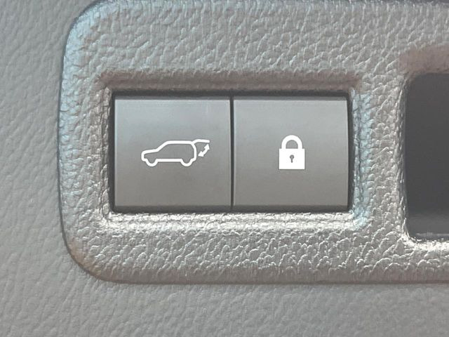 【パワーバックドア】スマートキーや運転席のボタンを押すだけでリアゲートが自動で開閉します!荷物を持っている時や、高い位置にあるバックドアを閉める際に便利な機能です♪