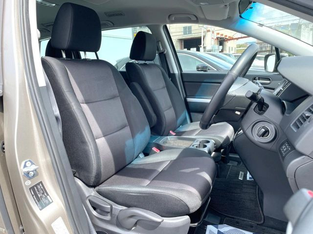 運転席シート廻りは使用感も少なく、良好な状態となっています。前オーナー様が丁寧に使っていたことがよくわかりますね。