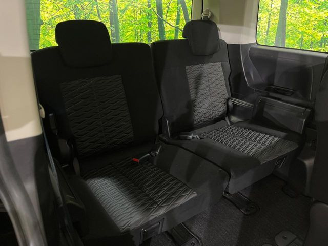 3列目シートはもちろん状態良好☆大人でもゆったりと座って頂けますので、大人数でのお出かけもラクラクです♪ご家族で、気の知れた仲間で、ドライブに行くのが楽しみですね♪
