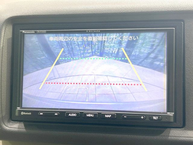【バックカメラ】駐車時に後方がリアルタイム映像で確認できます。大型商業施設や立体駐車場での駐車時や、夜間のバック時に大活躍!運転スキルに関わらず、今や必須となった装備のひとつです!