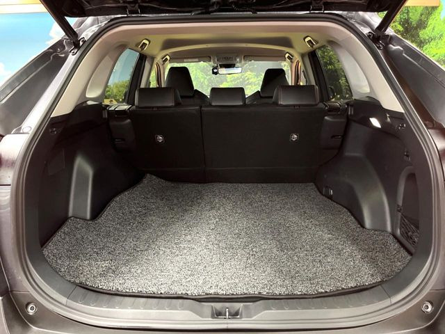 積み下ろしのしやすいデッキにはたっぷりと荷物を積み込んでいただけます。遊びから仕事まで、様々なシーンで頼れます♪