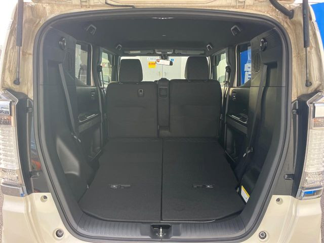 積み下ろしのしやすいデッキにはたっぷりと荷物を積み込んでいただけます。遊びから仕事まで、様々なシーンで頼れます♪