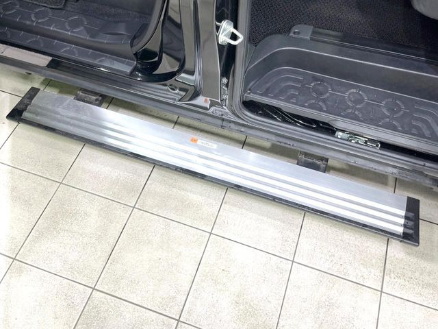 【電動サイドステップ】車高の高いお車でも、これがあれば小さいお子様の乗り降りも楽々♪スライドドアと連動して作動する為、煩わしい操作は不要です!