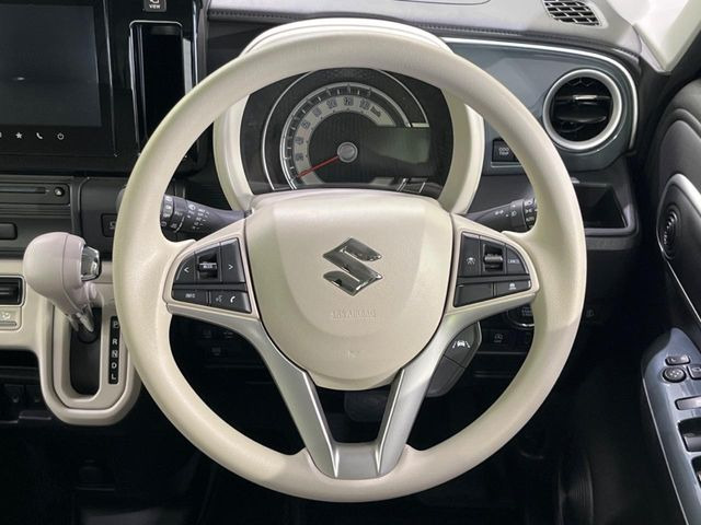 インテリアに合わせたデザインのステアリングは、運転される方のことも考え、運転しやすい形状、大きさです。是非一度、実際に触ってお確かめください。