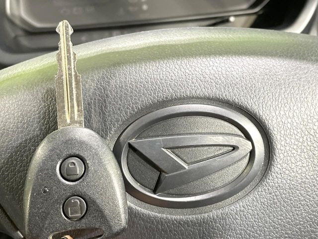 【キーフリーシステム】カバンやポケットに入れたままでもドアの施錠・解錠が可能なスマートキーを装備。エンジンのオン・オフ時もカギを取り出す必要が無いからとっても便利です♪