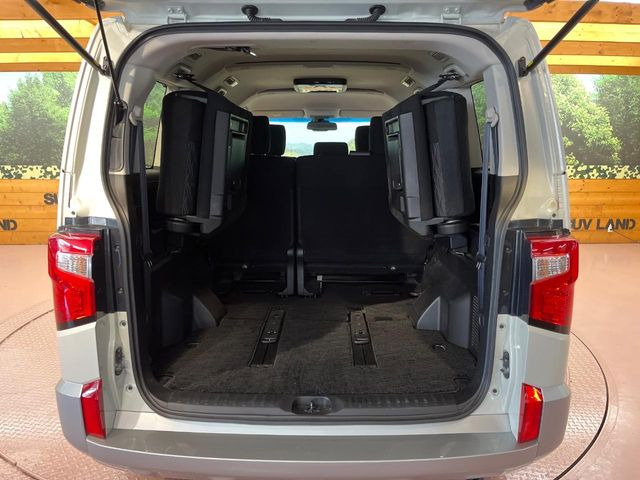 普段のお買い物や通勤、送迎等に十分な荷室スペースを確保しております。セカンドシートを倒すと、大きな荷物の積載も可能です♪