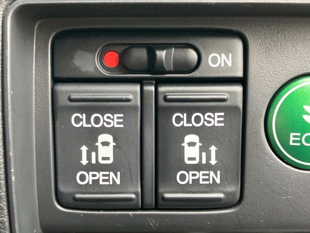 【両側パワースライドドア】スマートキーや運転席のスイッチで後席両側スライドドアの開閉が可能♪電動だから力を入れてドアを開ける必要が無く、小さなお子様でも簡単に開け閉めでき快適です♪