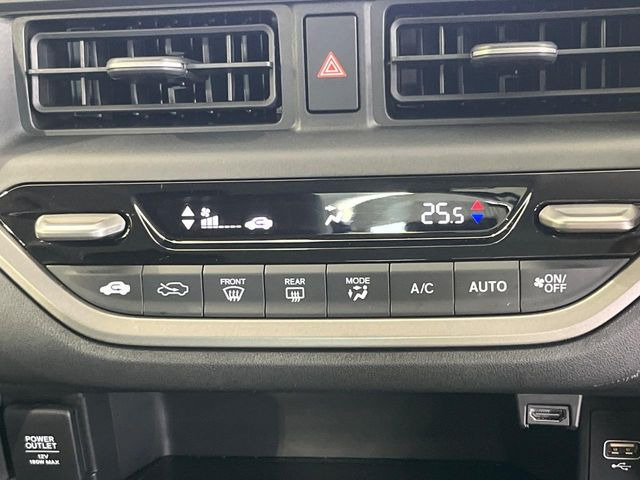 【オートエアコン】一度お好みの温度に設定すれば、車内の温度を検知し風量や温度を自動で調整。暑い&hellip;寒い&hellip;と何度もスイッチ操作をする必要はありません。快適な車内空間には必須の機能ですね♪