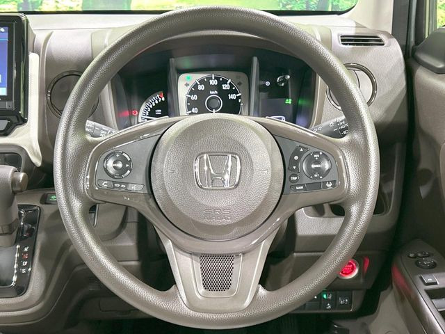 インテリアに合わせたデザインのステアリングは、運転される方のことも考え、運転しやすい形状、大きさです。是非一度、実際に触ってお確かめください。