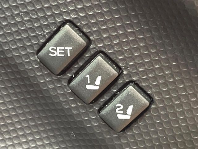 【メモリー機能付きパワーシート】ドライバーごとに設定したシート位置を記憶して、ボタン一つで切り替えできる便利な機能!運転する方が複数名いらっしゃるご家庭におすすめです♪