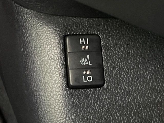 【シートヒーター】寒い日に重宝するシートヒーター!エアコンより早く温まってくれるので寒がりの人も安心ですね♪エアコンの温風は乾燥するから苦手、という方にもをおすすめです。