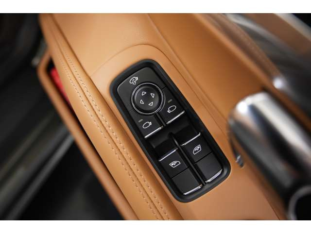 認証整備工場完備(認証番号4-6210)。各車種に精通した専門のマイスターメカニックがお客様のカーライフを徹底サポート!4基のリフトと各メーカー対応のテスター完備、日常メンテから車検までお任せ下さい!