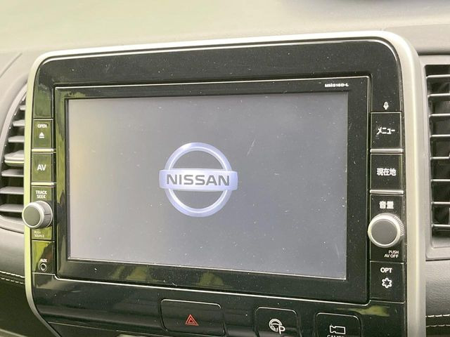 【純正8型ナビ】人気の純正ナビを装備しております。ナビの使いやすさはもちろん、オーディオ機能も充実!キャンプや旅行はもちろん、通勤や買い物など普段のドライブも楽しくなるはず♪