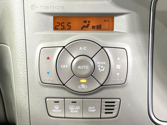 【オートエアコン】一度お好みの温度に設定すれば、車内の温度を検知し風量や温度を自動で調整。暑い&hellip;寒い&hellip;と何度もスイッチ操作をする必要はありません。快適な車内空間には必須の機能ですね♪