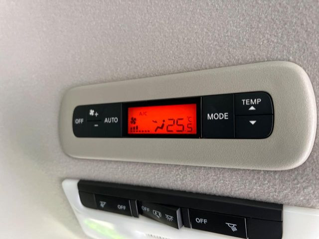 【リアオートエアコン】広い後部座席には必須の機能!風量や温度を自動で調整し前席と同様な車内環境にしてくれるリアオートエアコンを装備。夏の暑さも冬の寒さもストレスなく快適にお過ごしいただけます♪