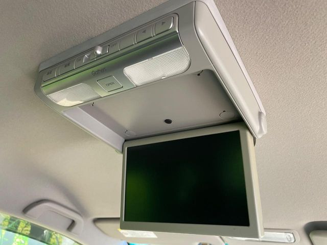 【フリップダウンモニター】大画面モニターで後席でもエンタメをお楽しみいただけます。小さなお子様にも大人気の装備です♪