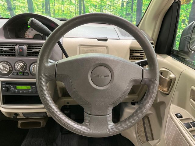 �C���e���A�ɍ��킹���f�U�C���̃X�e�A�����O�́A�^�]�������̂��Ƃ��l���A�^�]���₷���`��A�傫���ł��B�����x�A���ۂɐG���Ă��m���߂��������B