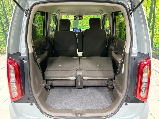 後席を格納すると、これだけの広さが!シーンに合わせたシートアレンジで、大きな荷物も積むことが出来ます♪