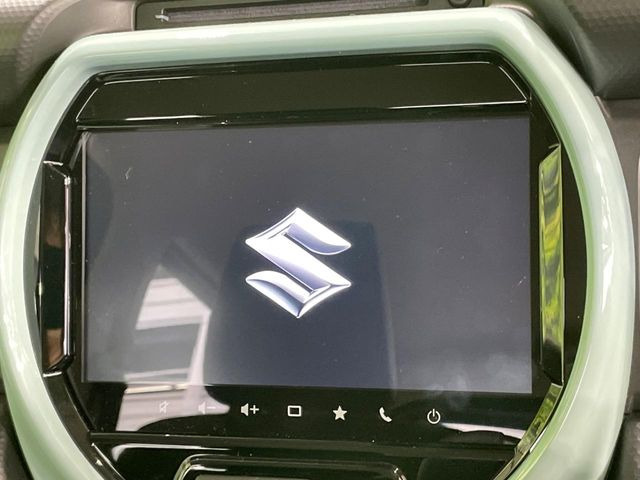 【メーカー9型ナビ】インテリアに溶け込むスタイリッシュな「専用設計」メーカーナビを装備♪視認性や操作性など基本性能にも優れ、より上質なカーライフをお楽しみいただけます。